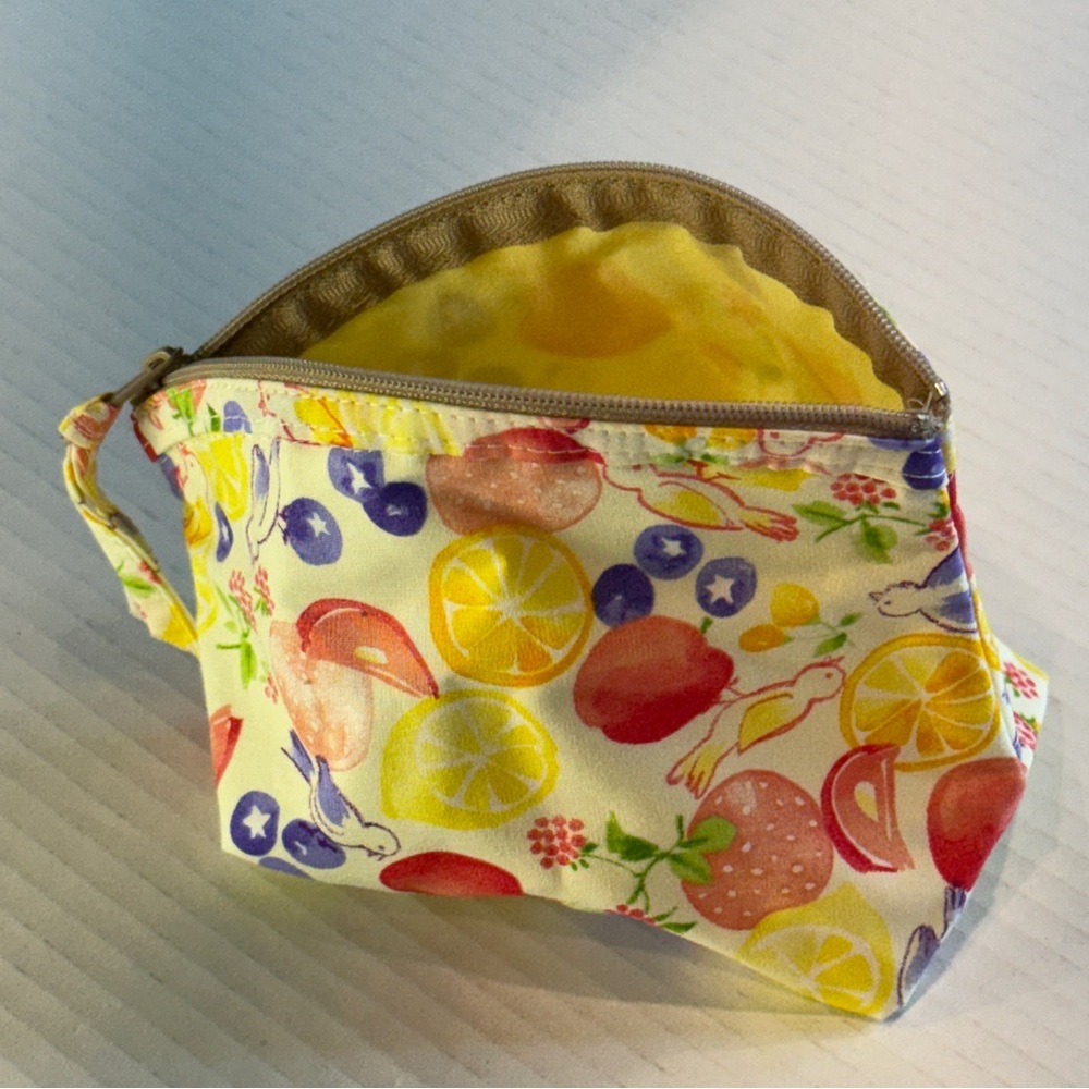 🍓 🆕 Brighton Zippered Fruit & Bird Wristlet Pouch – Fresh & Fun! 🆕 - Picture 12 of 15